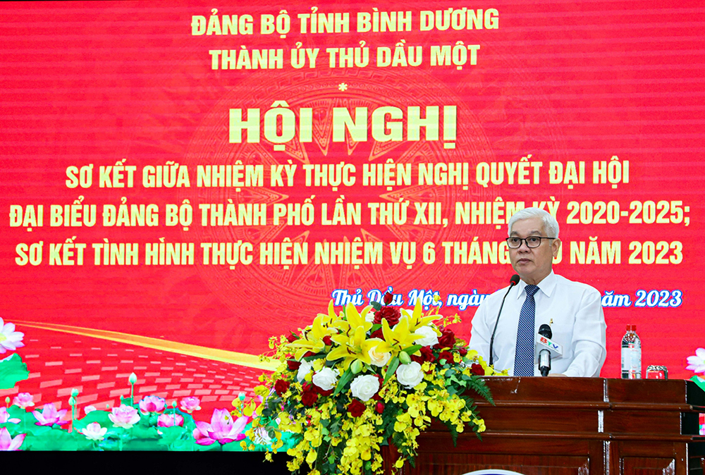 Bí thư Tỉnh ủy Nguyễn Văn Lợi phát biểu chỉ đạo tại hội nghị sơ kết giữa nhiệm kỳ Đảng bộ TP. TDM.jpg